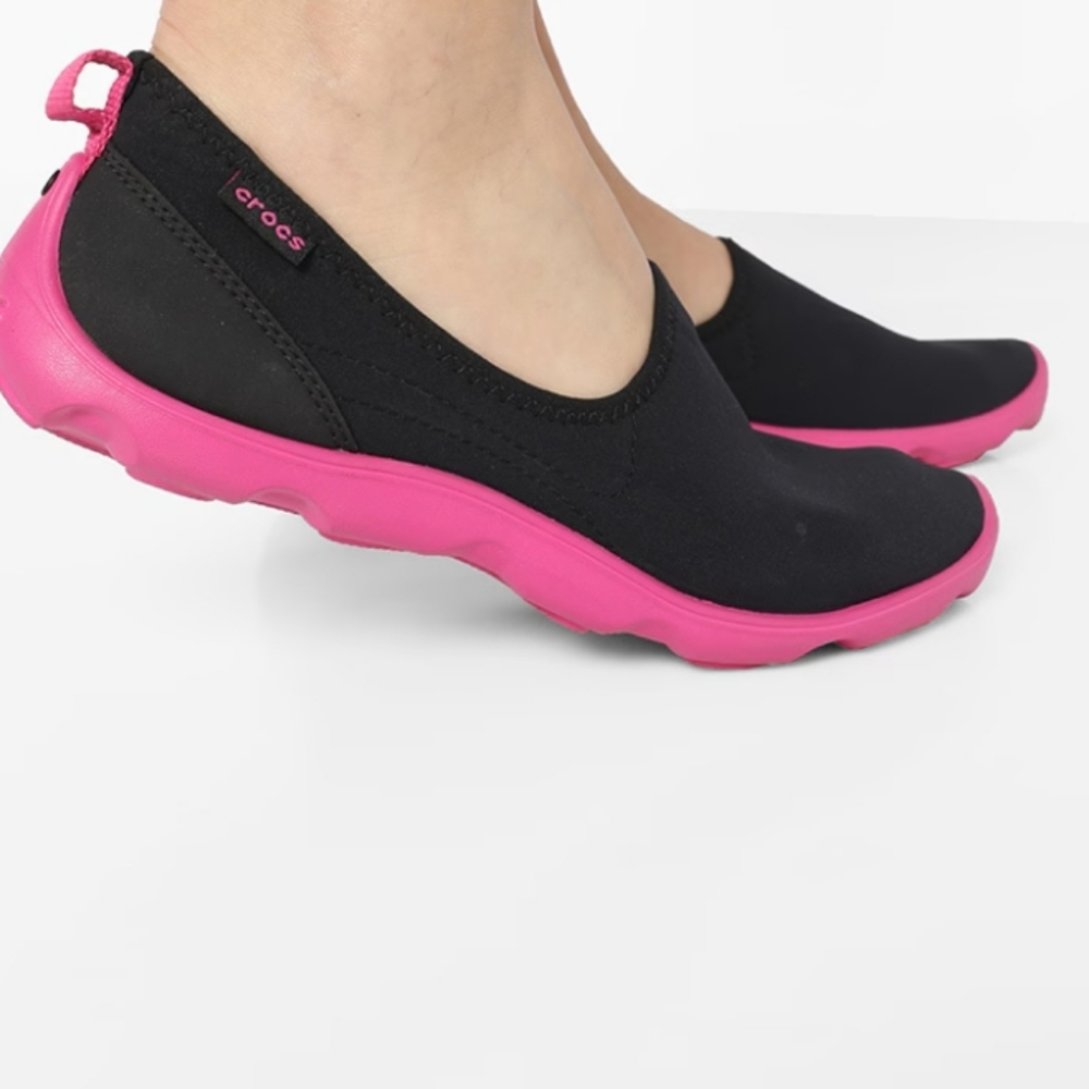 Crocs Duet Busy Day Skimmer Flat Black And  Pink Sneakers